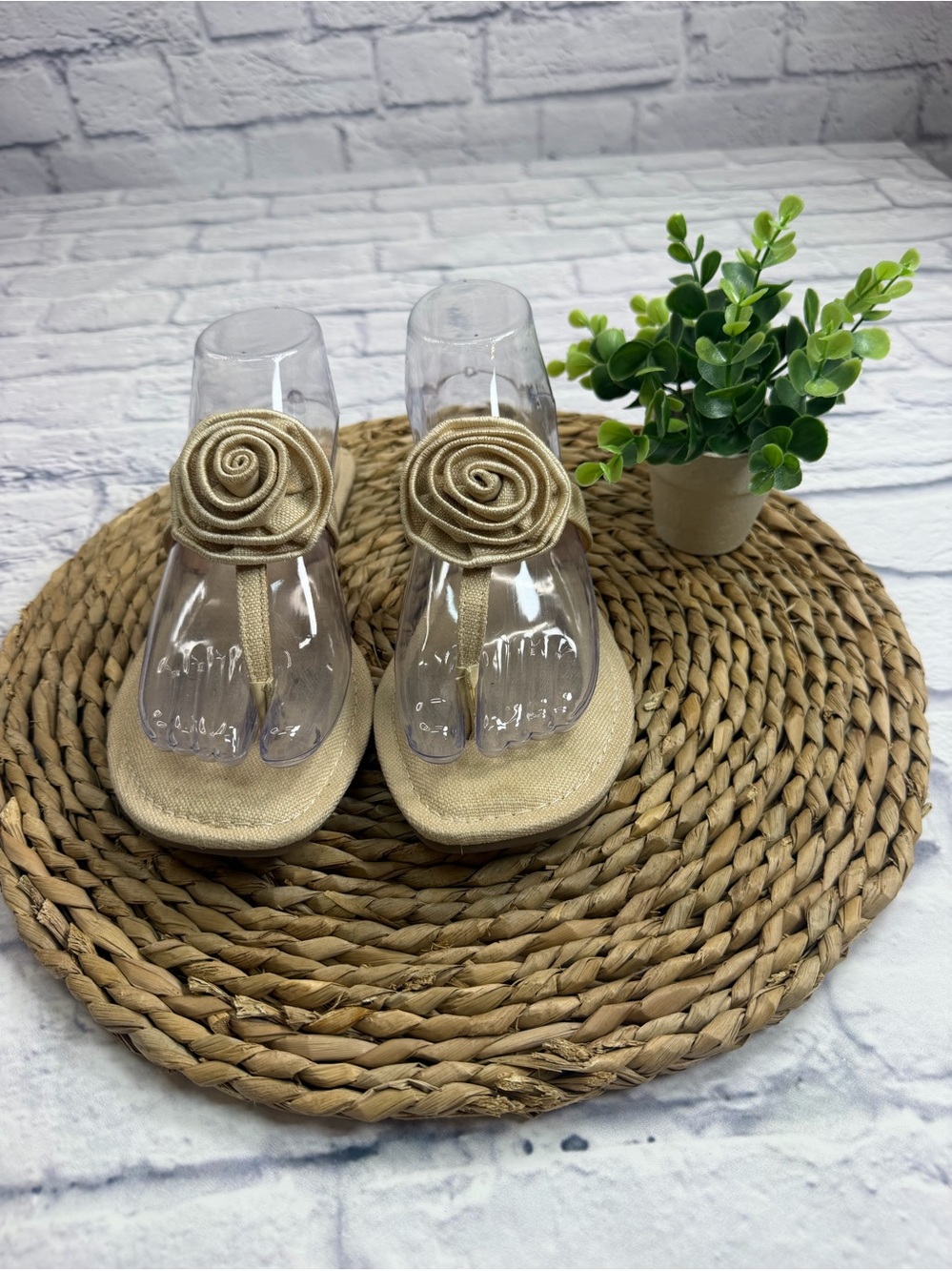 Dolce Vita Beige Rosette Thong Sandals. Size 9.